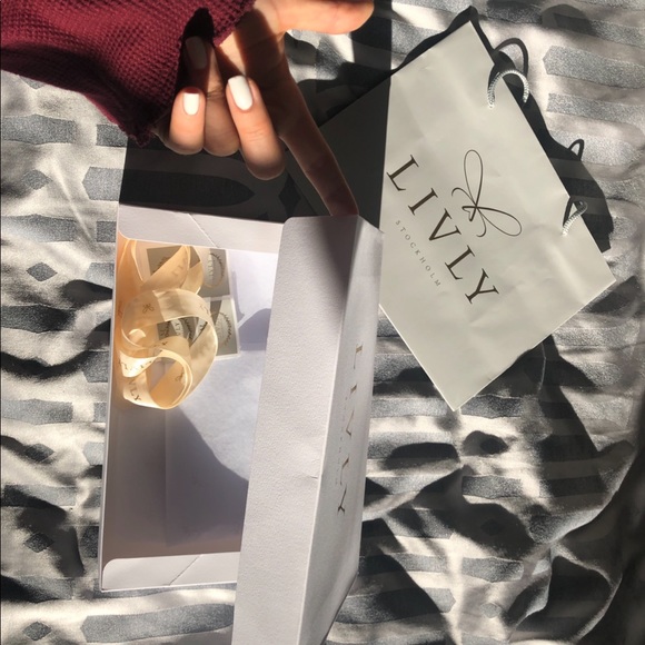 Livly bag, box and cream ribbon for present - Picture 3 of 3